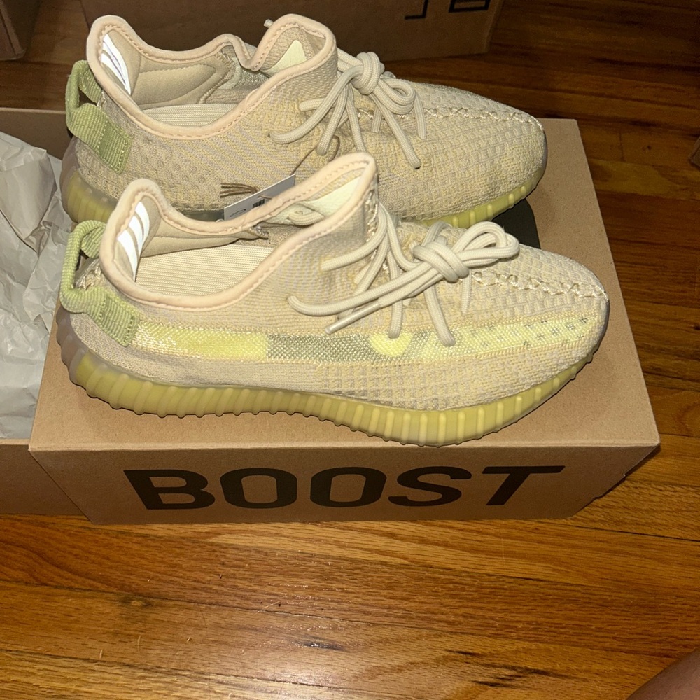 YEEZY BOOST 350 V2 ‘FLAX’ BRAND NEW SIZE 6.5 MEN 8.5 WOMEN.